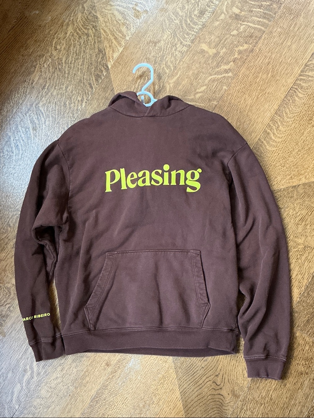 Harry Styles „Pleasing“ Hoodie – Chocolate Brown